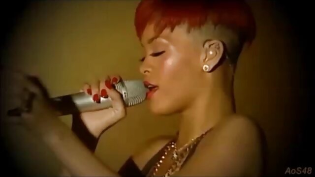 Stud nắm tay fucks chó cái sau đó fucks cô nữ thủ dâm xxx ấy lỗ đít trên giường